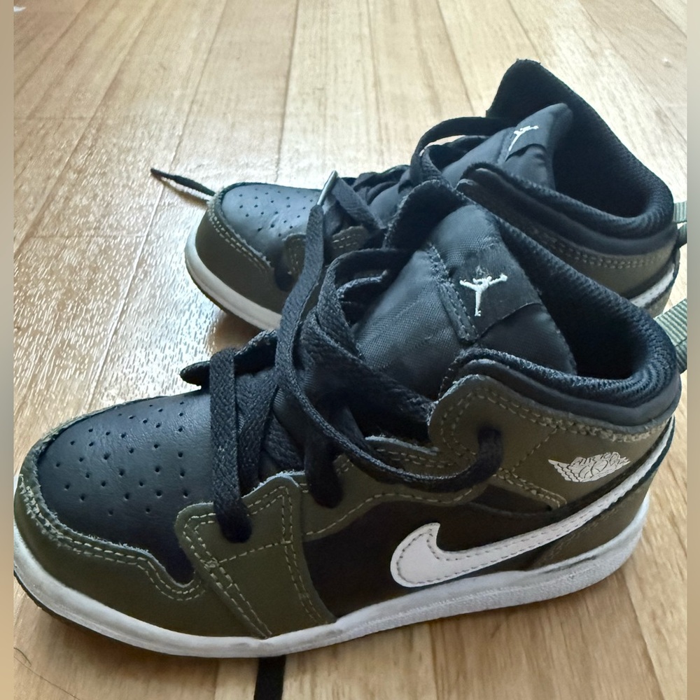 Nike Kids Black and Green Sneakers